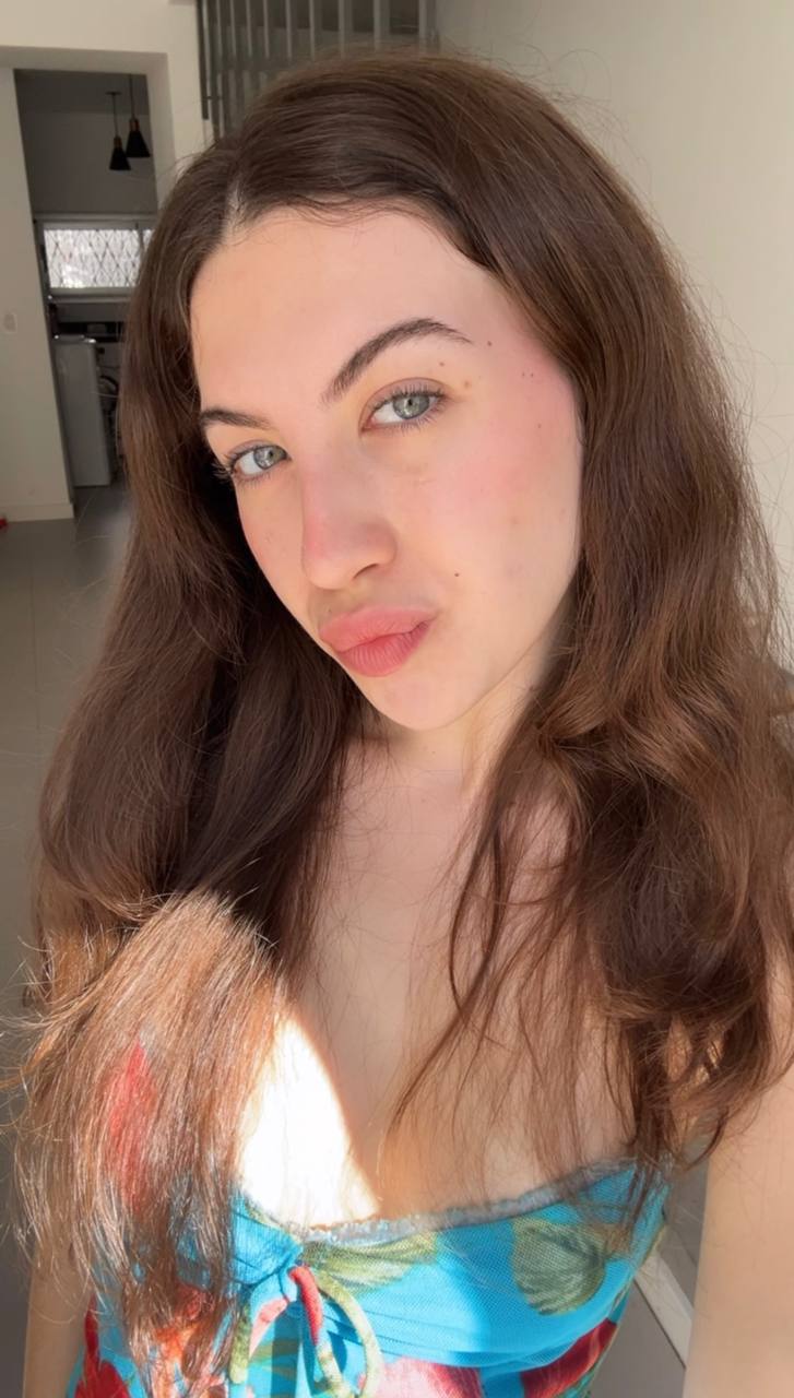 Nude girl Amber in Canberra